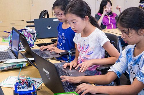 Young Gates (Online)